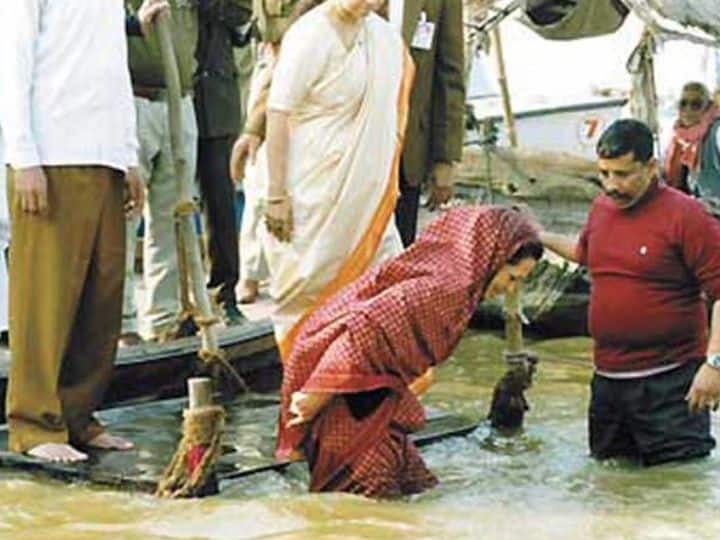 24 जनवरी 2001 को कांग्रेस पार्टी के अध्यक्ष के रूप में सोनिया गांधी ने कुंभ मेले के दौरान इलाहाबाद में पवित्र स्नान किया था. तब सोनिया गांधी की डुबकी लगाते, गंगा पूजा करते, और त्रिवेणी पूजा करते हुए तस्वीरें भी सामने आई थीं.