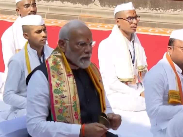 PM Modi Sings Bhajan At Shree Kalaram Temple In Nashik Ahead Of Ramlala Consecration WATCH PM Modi Sings Bhajan At Shree Kalaram Temple In Nashik Ahead Of Ramlala Consecration- WATCH