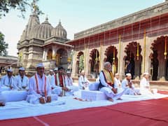 पीएम मोदी ने कालाराम मंदिर में किए भगवान राम के दर्शन, बजाए झांझ-मजीरे, देखें तस्वीरें