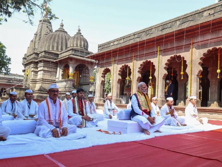 मंदिर के न्यासी सदस्यों ने पीएम मोदी को शॉल, प्रशस्ति पत्र, स्मृति चिन्ह, भगवान राम की चांदी की मूर्ति और मंदिर के देवताओं भगवान राम, सीता-लक्ष्मण की तस्वीरें देकर सम्मानित किया. मंदिर में उन्हें पंजीरी (प्रसाद) दिया गया.