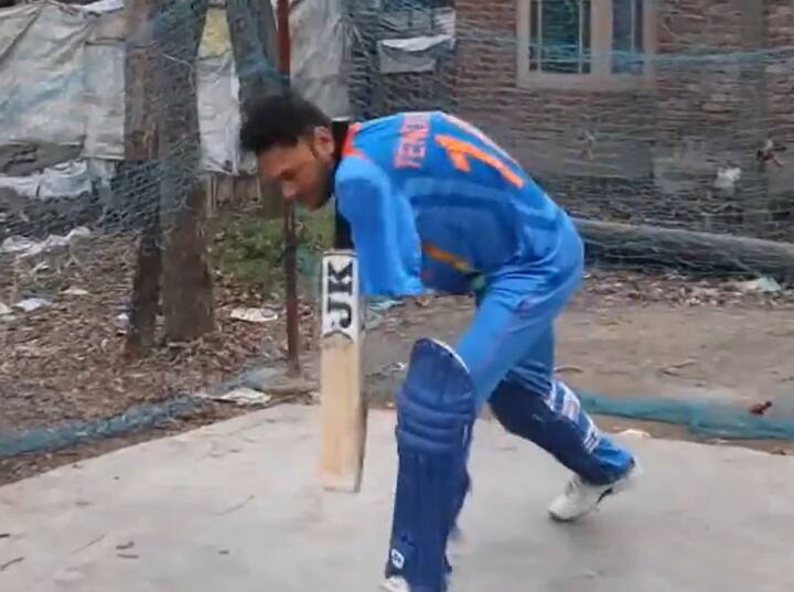 आमिर 2013 से पेशेवर रूप से क्रिकेट खेल रहे हैं. उनकी प्रतिभा से प्रभावित होकर उनके एक टीचर उन्हें पैरा क्रिकेट खेलने को कहा. वह अपने पैरों का इस्तेमाल करके गेंदबाजी करते हैं और बल्ले को अपने कंधे और गर्दन के बीच पकड़कर बल्लेबाजी करतें हैं. आमिर जब आठ साल के थे, तब उन्होंने एक हादसे अपने दोनों हाथ खो दिए.