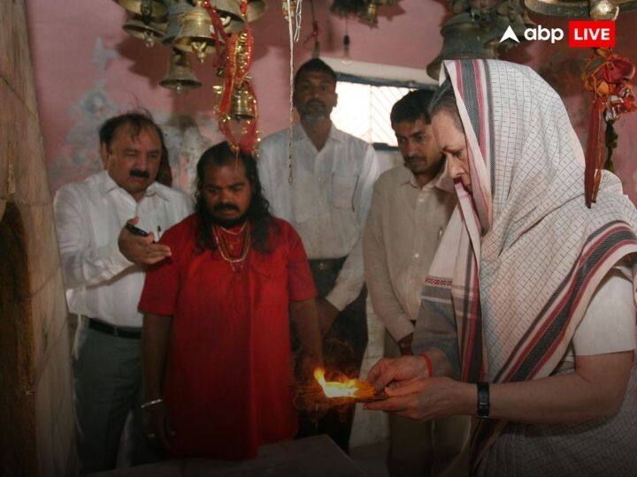 सोनिया गांधी अप्रैल 2014 में अमेठी में राहुल गांधी के समर्थन में एक चुनाव अभियान रैली को संबोधित करने पहुंची थीं, इससे पहले उन्होंने एक मंदिर में पूजा अर्चना की थी.