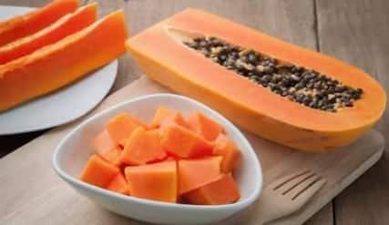 શિયાળામાં પપૈયું ખૂબ જ ઓછા ભાવે મળે છે અને તમે તેને ભરપૂર માત્રામાં ખાઈ શકો છો. પપૈયામાં એવું શું છે જે તમે શિયાળામાં પુષ્કળ પ્રમાણમાં ખાઈ શકો છો ? પપૈયું સ્વાસ્થ્ય માટે ખૂબ જ ફાયદાકારક છે. તે વિટામિન A અને મિનરલ્સથી ભરપૂર સુપરફૂડ છે. પપૈયામાં સ્વાસ્થ્ય સાથે જોડાયેલી ખાસ વાત છે.