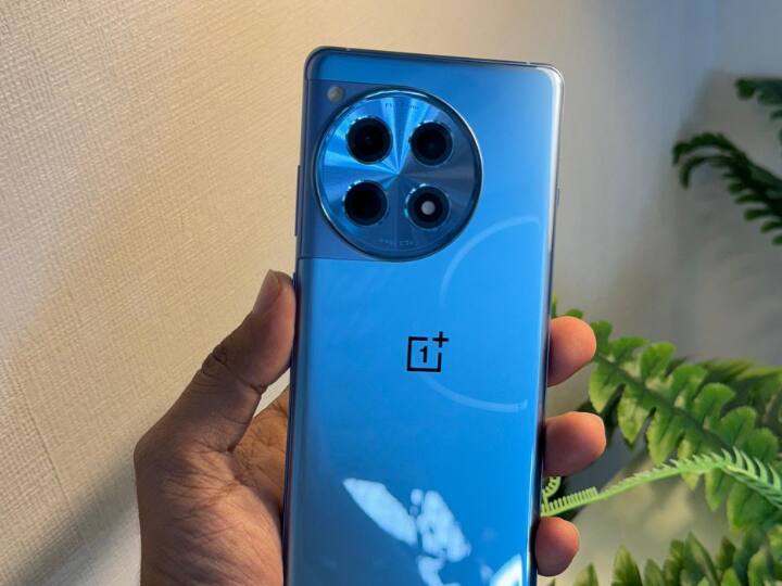 मोबाइल फोन में तीन कैमरा मिलेंगे जिसमें 50MP का प्राइमरी कैमरा, 8MP का अल्ट्रावाइड कैमरा और 2MP का मैक्रो कैमरा होगा. फ्रंट में 16MP का कैमरा कंपनी देगी. ये स्मार्टफोन स्नैपड्रैगन 8 जेन 2 चिपसेट के साथ आएगा. Oneplus 12R में  6.78 इंच की डिस्प्ले मिलेगी जो 120hz के रिफ्रेश रेट को सपोर्ट करेगी.