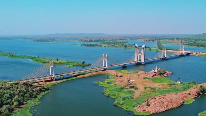 विदर्भातील एक महत्वाचं तीर्थक्षेत्र म्हणून आंभोर्‍याचा लौकिक आहे. ब्रम्हगिरी पर्वतरांगांच्या मधोमध वाहणाऱ्या वैनगंगा, कन्हान, आंब, मुरजा आणि कोल्हारी या पाच नद्यांचा संगम आहे.