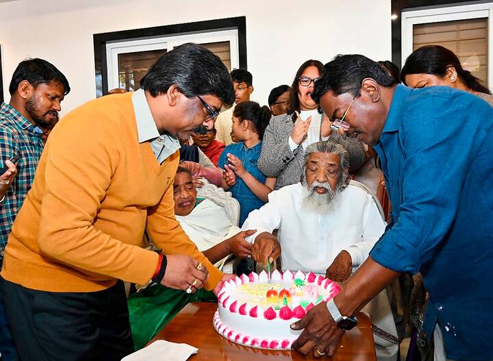 झारखंड मुक्ति मोर्चा के अध्यक्ष शिबू सोरेन के 80वें जन्‍मदिन के मौके पर 80 पौंड का केक काटा गया. इस दौरान हेमंत सोरेन समेत कई परिवार के सदस्य मौजूद रहे.