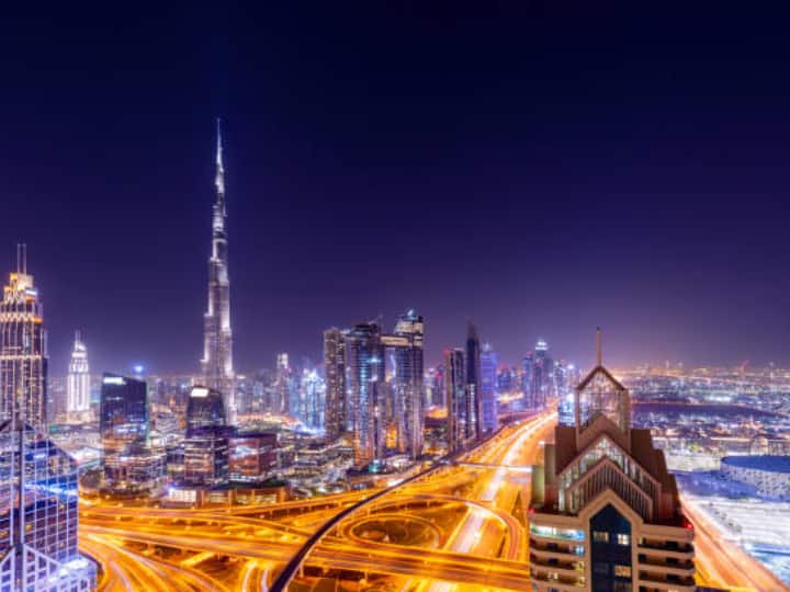 ब्रिटेनिका की रिपोर्ट के मुताबिक बुर्ज खलीफा टावर को औपचारिक रूप से 4 जनवरी 2010 को खोला गया था, लेकिन उस समय इसके पूरे हिस्से नहीं खोला गया था.