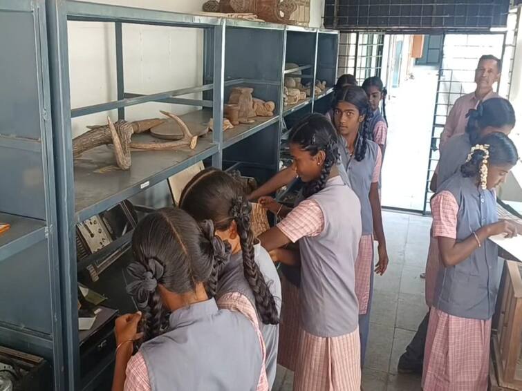 Museum with antiques in a government school near Dharmapuri - TNN பழமை வாய்ந்த பொருட்களை வைத்து அருங்காட்சியகம் - ஆர்வத்துடன் பார்வையிட்ட மாணவிகள்