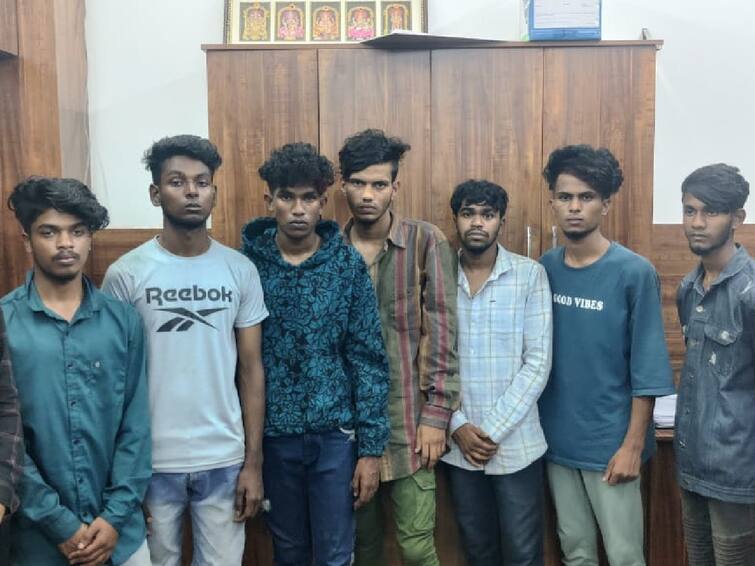 A gang arrested for scamming porn viewers by pretending to be police Crime: செல்போனில் ஆபாச படம் பார்ப்பவர்களை குறிவைத்து மோசடி: 9 பேர் கைது!