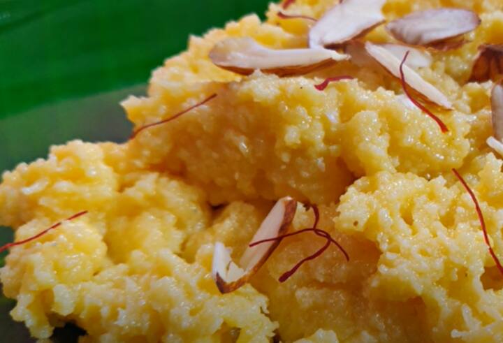 பின்பு சர்க்கரையை சேர்த்து கலந்து விடவும். பால் ஓரளவு திரண்டு வந்ததும் ஏலக்காய் தூள் சேர்த்து கலக்கவும்.