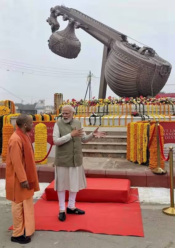 અયોધ્યામાં બની રહેલા ભવ્ય રામ મંદિરનો અભિષેક 22 જાન્યુઆરીએ થવા જઈ રહ્યો છે. તેની તૈયારીઓ જોરશોરથી ચાલી રહી છે. એક તરફ દુનિયાભરમાંથી ભેટસોગાદો અયોધ્યા પહોંચી રહી છે તો બીજી તરફ આ કાર્યક્રમમાં VVIP મહેમાનોનો જમાવડો થવાનો છે.