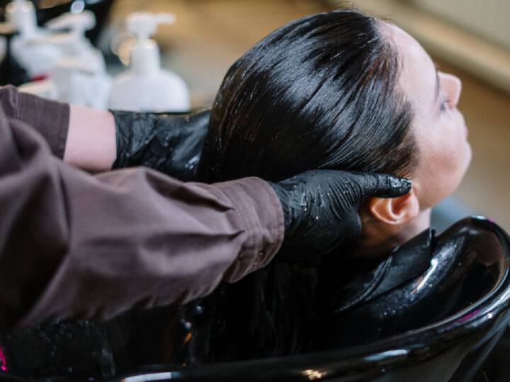 Hair Care :केस गळण्याची समस्या त्रासदायक आहे. केस गळण्याची अनेक कारणे असू शकतात. केस अनेक  कारणाने गळतात पण पुढील  उपायांचा अवलंब करून तुम्ही या समस्येपासून ही सुटका मिळवू शकता.