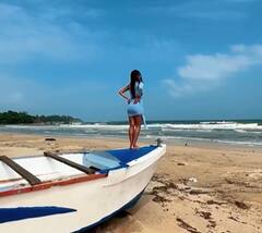 Ashna Zaveri Photos : பீச்சில் ஸ்டைலாக போஸ் கொடுக்கும் சந்தானத்தின் ரீல் ஜோடி!