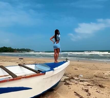 அதனை தொடர்ந்து மீன் குழம்பும் மண் பானையும், கன்னித்தீவு உள்ளிட்ட படங்களில் நடித்தாலும் கவனத்தை ஈர்க்க தவறினார் ஆஷ்னா.