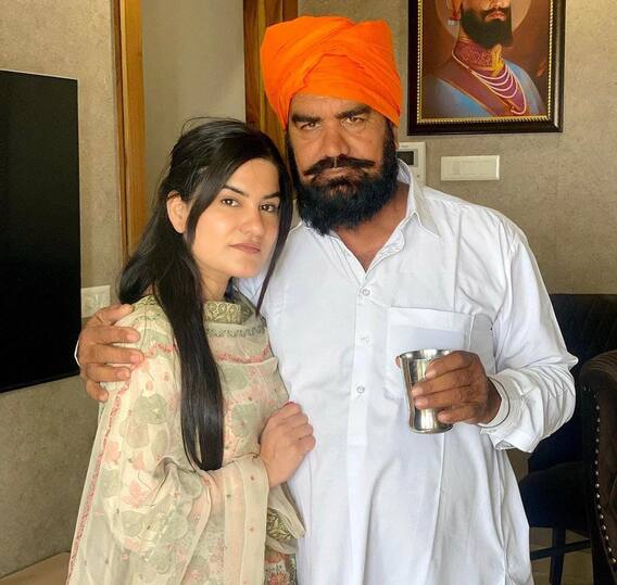 ਪੰਜਾਬੀ ਗਾਇਕਾ ਕੌਰ ਬੀ ਨੇ ਪਿਤਾ ਨਾਲ ਖੂਬਸੂਰਤ ਤਸਵੀਰਾਂ ਕੀਤੀਆਂ ਸ਼ੇਅਰ