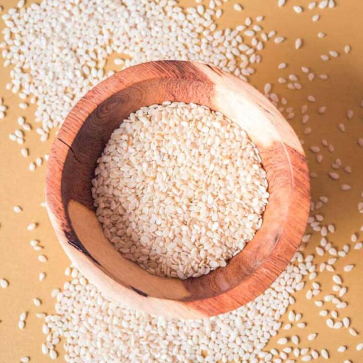 ਪੋਸ਼ਕ ਤੱਤਾਂ ਨਾਲ ਭਰਪੂਰ ਕਾਲੇ ਤਿਲ ਇਮਿਊਨ ਸਿਸਟਮ ਨੂੰ ਮਜ਼ਬੂਤ ਰੱਖਣ 'ਚ ਮਦਦ ਕਰਦੇ ਹਨ। ਇਨ੍ਹਾਂ 'ਚ ਕੈਲਸ਼ੀਅਮ, ਕਾਪਰ ਮੈਂਗਨੀਜ਼, ਆਇਰਨ ਅਤੇ ਐਂਟੀਆਕਸੀਡੈਂਟ ਗੁਣ ਪਾਏ ਜਾਂਦੇ ਹਨ, ਜੋ ਇਮਿਊਨਿਟੀ ਵਧਾਉਣ 'ਚ ਮਦਦ ਕਰਦੇ ਹਨ। ਜਿਸ ਨਾਲ ਤੁਸੀਂ ਕਈ ਤਰ੍ਹਾਂ ਦੀਆਂ ਇਨਫੈਕਸ਼ਨਾਂ ਅਤੇ ਬੀਮਾਰੀਆਂ ਤੋਂ ਬਚ ਸਕਦੇ ਹੋ।