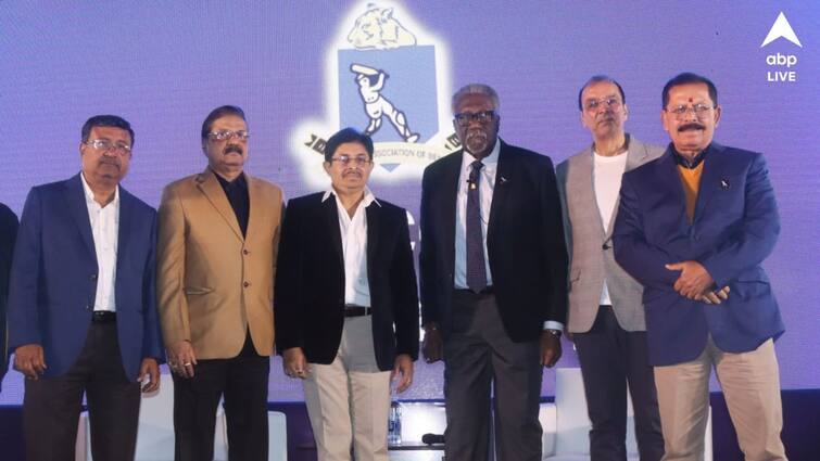 Sir Clive Lloyd supports test cricket, CAB felicitates West Indies legendary cricketer with golden bracelet Eden Gardens Sir Clive Lloyd: সোনার ব্রেসলেট দিয়ে ক্লাইভ-বরণ সিএবির, টেস্ট ক্রিকেটের হয়ে ব্যাট ধরলেন কিংবদন্তি