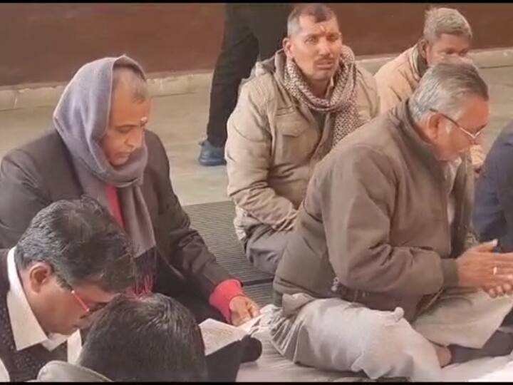 Agra News: राम के रंग में रंगा आगरा, सदर तहसील में हुआ सुंदरकांड का पाठ, अधिकारी-कर्मचारियों ने साथ लगाए जयकारे Sunderkand path took place in Sadar Tehsil of Agra officers and employees participated in it ann Agra News: राम के रंग में रंगा आगरा, सदर तहसील में हुआ सुंदरकांड का पाठ, अधिकारी-कर्मचारियों ने साथ लगाए जयकारे