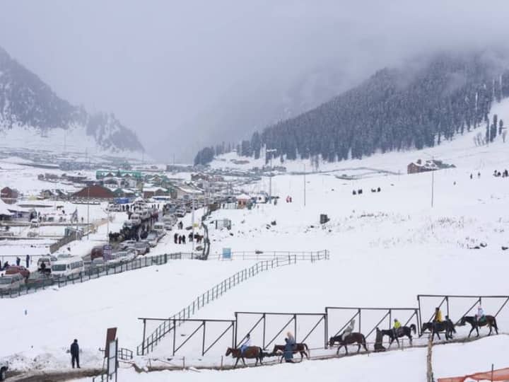 Jammu Kashmir Snowfall News: जम्मू कश्मीर में बर्फबारी के बाद प्रदेश का मौसम सुहाना हो गया है. ताजा बर्फबारी जम्मू कश्मीर के बांदीपुरा के तुलैल क्षेत्र में हुई.