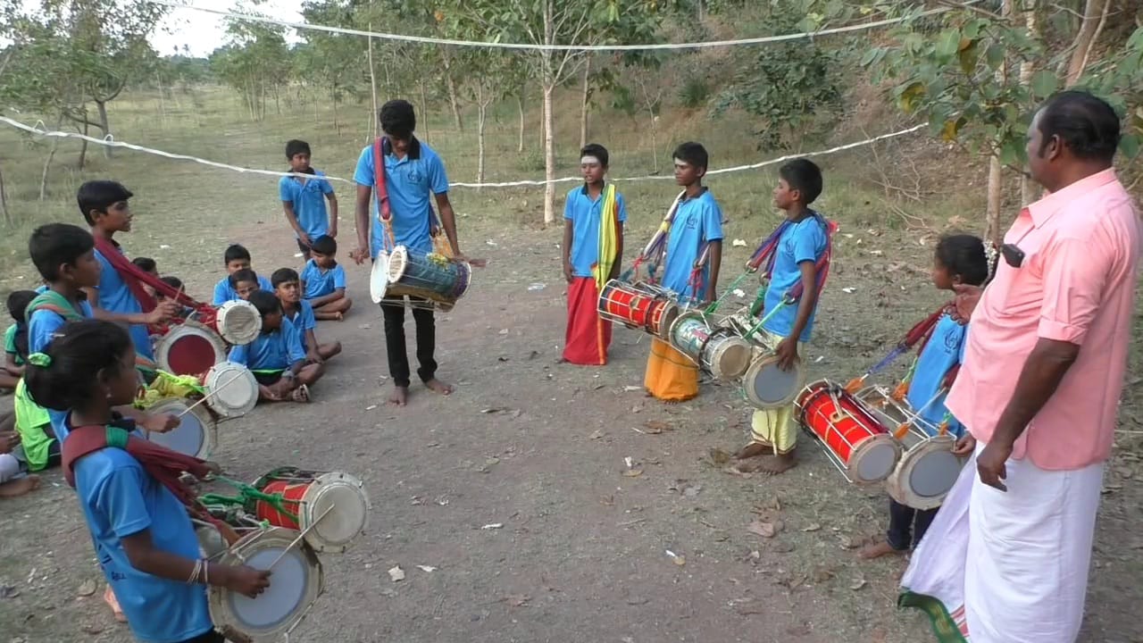 தருமபுரி அருகே அரசு பள்ளி குழந்தைகளுக்கு இலவச பம்பை பயிற்சி;  இக்கலையை அழியாமல் காக்கும் கலைஞர்