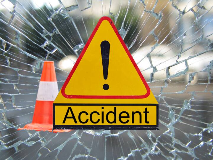 Thanjavur accident Four person killed as car collides with roadside bridge barrier near Setubava Chathram - TNN வேளாங்கண்ணியில் மொட்டையடிக்க சென்ற குடும்பம்; விபத்தில் சிக்கி 4 பேர் உயிரிழந்த சோகம்