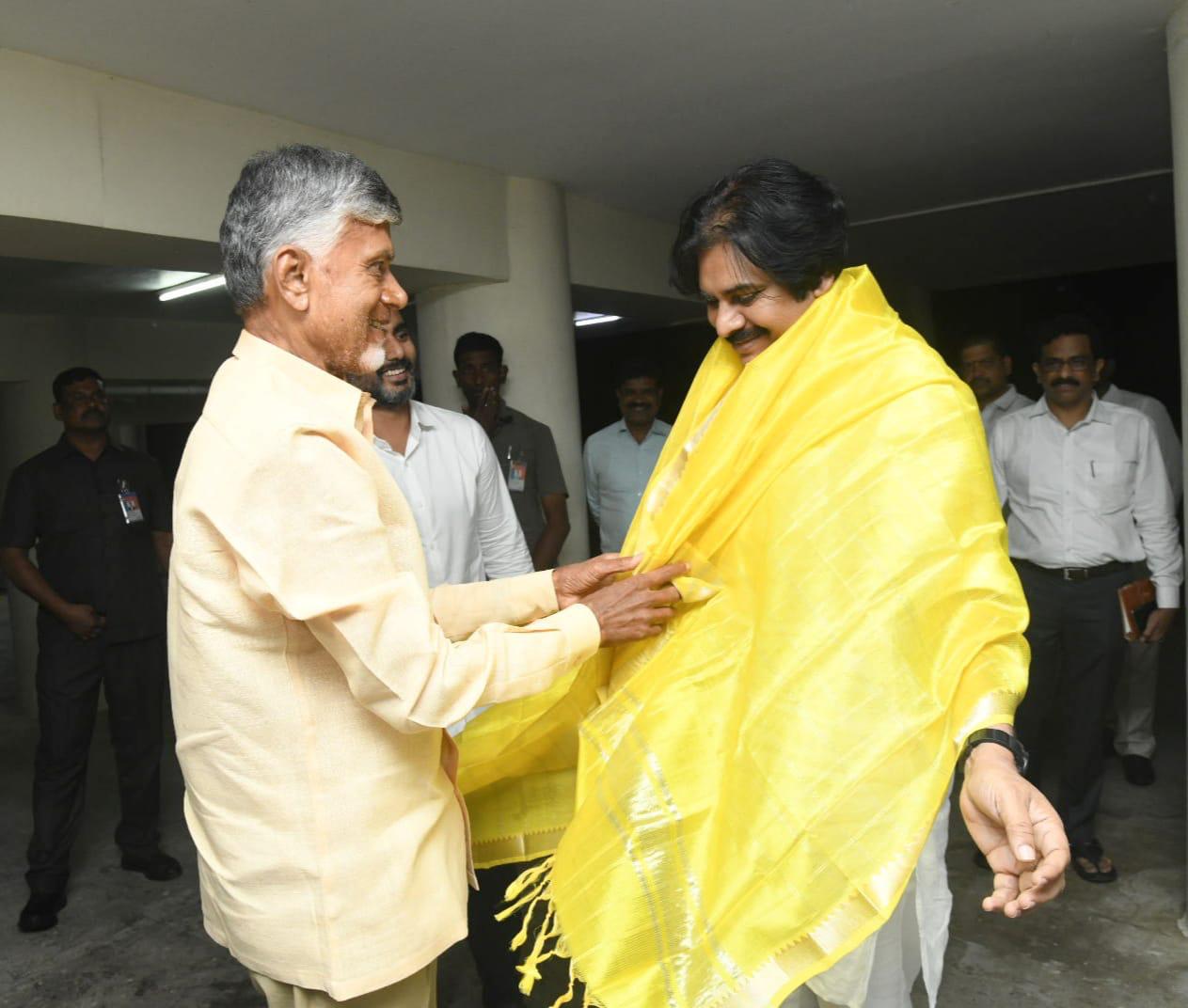 Chandrababu Pawan Meeting: చంద్రబాబు, పవన్ కళ్యాణ్ డిన్నర్ మీటింగ్! ఉమ్మడి మేనిఫెస్టో, సీట్ల సర్దుబాటుపై చర్చలు!