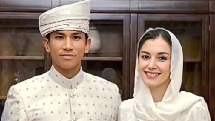 রবিবার প্রিন্স আব্দুল মতীন এবং আনিশার বিয়ের রিশেপসন রয়েছে। ১৭৮৮টি কক্ষ বিশিষ্ট ব্রুনেইয়ের প্রাসাদেই আসর বসবে। বিভিন্ন দেশের রাষ্ট্রনতা থেকে কূটনীতিক এবং রাজ পরিবারের সদস্যরা সেখানে আমন্ত্রিত। ছবি: ইনস্টাগ্রাম থেকে সংগৃহীত।