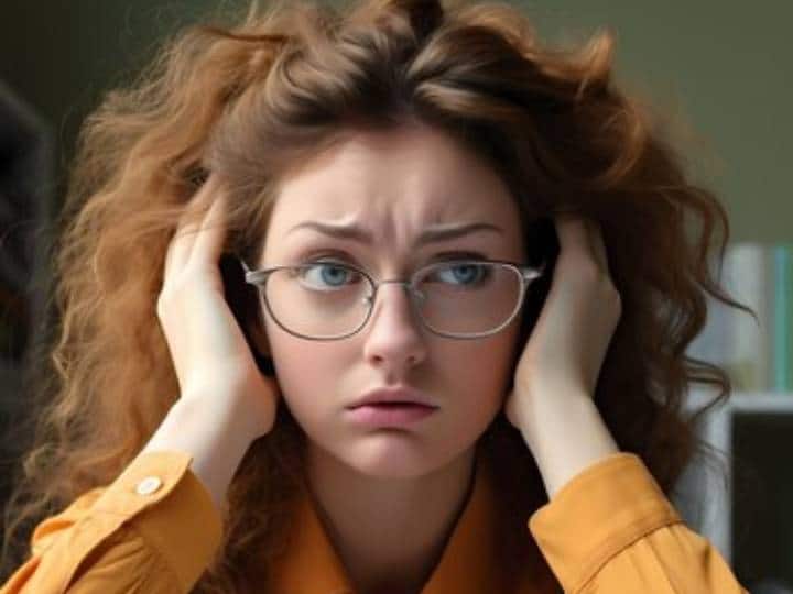ग्लूकोमा बढ़ने के कारण सिर में तेज दर्द, आंखों का लाल होना, खुजली, धुंधला दिखाई देना यह ग्लूकोमा के लक्षण हो सकते हैं. खासकर बीपी और डायबिटीज के मरीज को जल्दी यह बीमारी पकड़ती है.