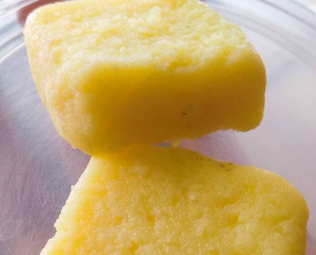 செய்முறை: முதலில் ஒரு பாத்திரத்தில் பாலை ஊற்றி கொதிக்க விடவும். பால் பாதியளவு வற்றும் வரை கலந்து விடவும்.
