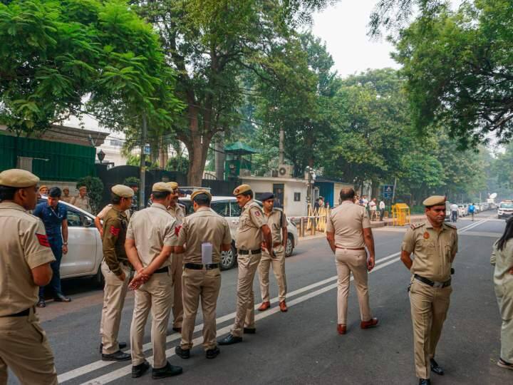 इसके बाद ईडी ने 22 दिसंबर को मुख्यमंत्री अरविंद केजरीवाल को तीसरी बार समन जारी किया. इस बार उन्हें 3 जनवरी 2024 को दफ्तर में पूछताछ के लिए पेश होने को कहा था. इस बार ईडी के समन का जवाब देते हुए केजरीवाल ने कहा था कि ईडी का समन हर बार की तरह इस बार भी गैर कानूनी है. अभी तक ईडी ने मेरे सवालों के जवाब नहीं दिए हैं. जब मुझे ईडी की ओर से अपने सवालों का जवाब नहीं मिल जाता तब तक मेरा पेश होना मुश्किल है. इस बार उन्होंने कहा कि पूछताछ में सहयोग करने के लिए मैं तैयार हूं. बशर्ते, ईडी स्थिति स्पष्ट करे.