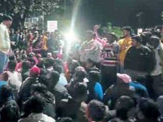 Nashik News : त्रासाला कंटाळून शेतमजुराने उचललं टोकाचं पाऊल, नातेवाईकांकडून सहा तास रास्ता रोको, शेतमालकाच्या मुलाविरोधात गुन्हा दाखल Nashik News : त्रासाला कंटाळून शेतमजुराने उचललं टोकाचं पाऊल, नातेवाईकांकडून सहा तास रास्ता रोको, शेतमालकाच्या मुलाविरोधात गुन्हा दाखल