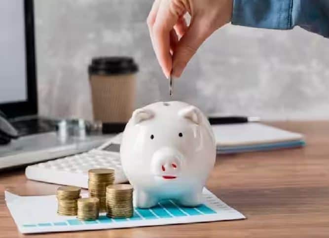 ਨੈਸ਼ਨਲ ਸੇਵਿੰਗ ਸਕੀਮ ਵੀ ਇੱਕ ਵਧੀਆ ਟੈਕਸ ਬੱਚਤ ਯੋਜਨਾ ਹੈ, ਜਿਸ ਦੇ ਤਹਿਤ ਤੁਹਾਨੂੰ ਜਮ੍ਹਾਂ ਰਕਮ 'ਤੇ 7.70 ਪ੍ਰਤੀਸ਼ਤ ਵਿਆਜ ਦਾ ਲਾਭ ਮਿਲ ਰਿਹਾ ਹੈ। ਇਸ ਸਕੀਮ ਦੇ ਤਹਿਤ, ਤੁਸੀਂ 1000 ਰੁਪਏ ਤੋਂ ਲੈ ਕੇ 100 ਰੁਪਏ ਤੱਕ ਕਿਸੇ ਵੀ ਰਕਮ ਦਾ ਨਿਵੇਸ਼ ਕਰ ਸਕਦੇ ਹੋ। ਇਸ ਸਕੀਮ ਵਿੱਚ ਧਾਰਾ 80ਸੀ ਤਹਿਤ 1.50 ਲੱਖ ਰੁਪਏ ਦੀ ਛੋਟ ਵੀ ਮਿਲਦੀ ਹੈ।