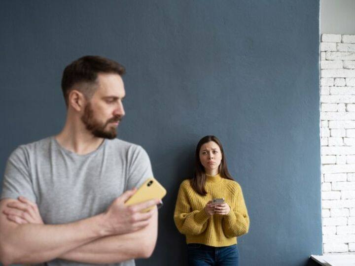 आप रिश्तों के बारे में खुलकर बातचीत करें. यदि किसी प्रकार की समस्या हो, तो इस पर अपने विचार दें. अपनी पत्नी से  सलाह लें. इससे आप और भी करीब आ सकते हैं.