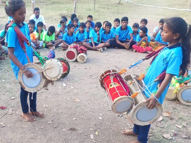 Dharampuri news free pampai music  training for government school children - TNN தருமபுரி அருகே அரசு பள்ளி குழந்தைகளுக்கு இலவச பம்பை பயிற்சி;  இக்கலையை அழியாமல் காக்கும் கலைஞர்