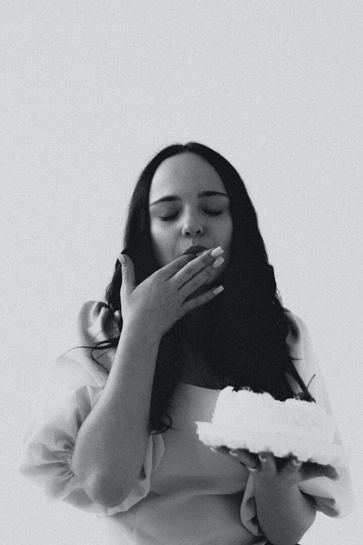 अनेकदा अन्नाच्या लालसेत अस्वास्थ्यकर खाल्ल्याने लठ्ठपणा, मधुमेह होऊ शकतो. त्यामुळे त्यावर नियंत्रण ठेवणे अधिक महत्त्वाचे ठरते. (Photo Credit : pexels )