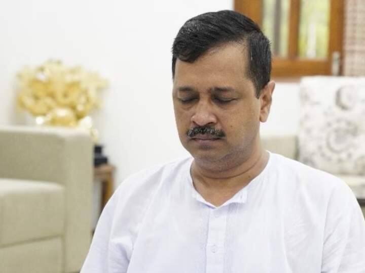 दिल्ली सीएम ने दूसरी बार ईडी के समन का जवाब देते हुए कहा था कि मैं हर साल विपश्यना पर जाता हूं. इस बात की जानकारी सबको है. इस बार मेरा पहले से विपश्यना के लिए अप्वाइंटमेंट है. हर बार की तरह इस बार भी 10 दिनों तक विपश्यना में ध्यान लीन रहूंगा.