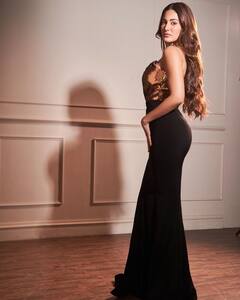 Amyra Dastur Looks Breathtaking In A Sparkling Corset Top; PICS