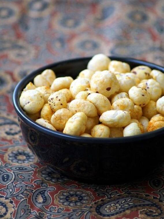 दूध में भिगोकर खाएं मखाने, बॉडी को मिलेंगे कई फायदे