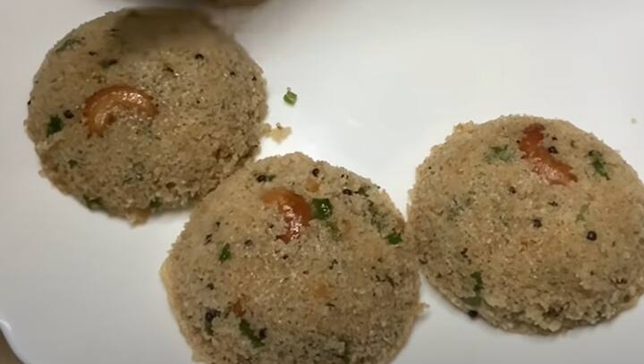 கடுகு பொறிய ஆரம்பித்ததும் இஞ்சி, பச்சை மிளகாய், கறிவேப்பிலை, பெருங்காய தூள் சேர்த்து கலந்து விடவும். பிறகு தாளித்த பொருட்களை ஊறவைத்த ரவையுடன் சேர்த்து கலந்து விடவும்.