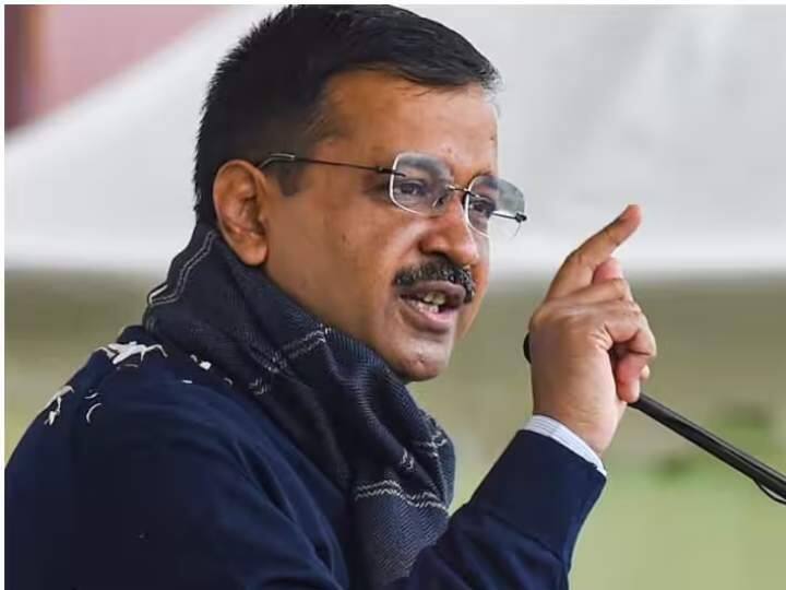 ईडी ने दिल्ली के सीएम अरविंद केजरीवाल को दिल्ली आबकारी मामले में पहली बार समन जारी करते हुए उन्हें दो नवंबर को पूछताछ के लिए दफ्तर में पेश होने को कहा था. उस समय एमपी, छत्तीसगढ़, राजस्थान समेत पांच राज्यों में चुनाव प्रचार चल रहा था. उन्होंने ईडी से अपने जवाब में कहा था कि प्रचार में व्यस्त हैं. ईडी का नोटिस कैर कानूनी है. ईडी पहले मेरे सवालों का जवाब दे.