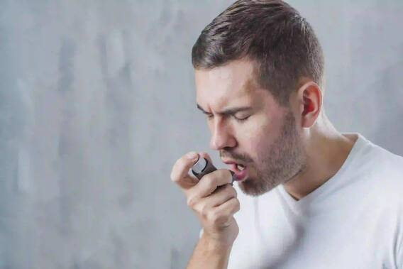 Asthama In Winter : सावधान! हिवाळ्यात दम्याचा त्रास वाढतो; रूग्णांनी 'अशी' घ्या काळजी Asthama In Winter : सावधान! हिवाळ्यात दम्याचा त्रास वाढतो; रूग्णांनी 'अशी' घ्या काळजी