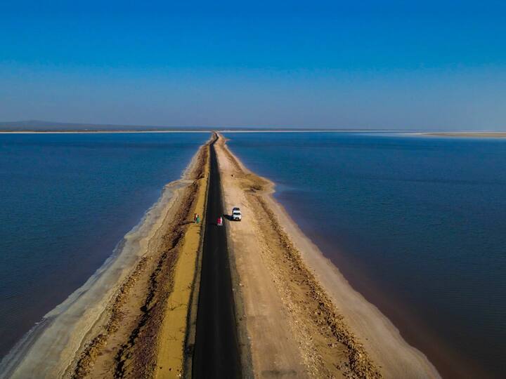 Road To Heaven : या रस्त्याला स्वर्गाचा रस्ता म्हणतात, जाणून घ्या काय आहे कारण ? रस्त्याच्या दोन्ही बाजूला वाळवंट आहे.या रस्त्याला 'स्वर्गाचा रस्ता' असेही म्हणतात.