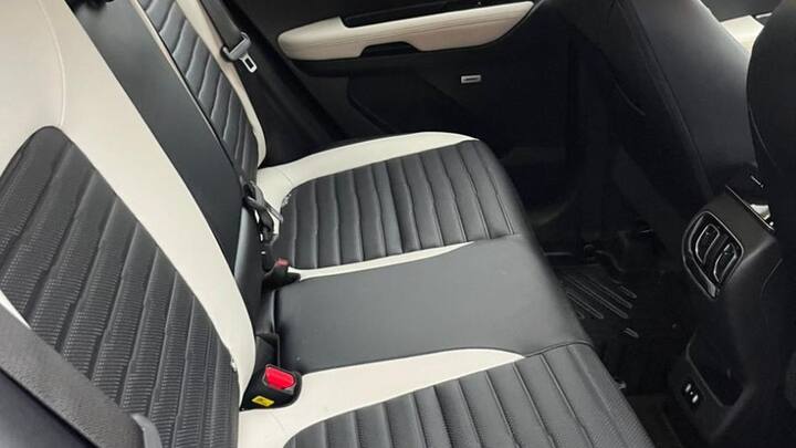 গাড়ির দাম শুরু হচ্ছে ৭.৯৯ লক্ষ টাকা থেকে যেখানে মূলত তিন ধরনের ইঞ্জিন অপশন রয়েছে। ডিজেল রেঞ্জের দাম শুরু হচ্ছে ৯.৭ লক্ষ টাকা থেকে।   ছবি- নিজস্ব