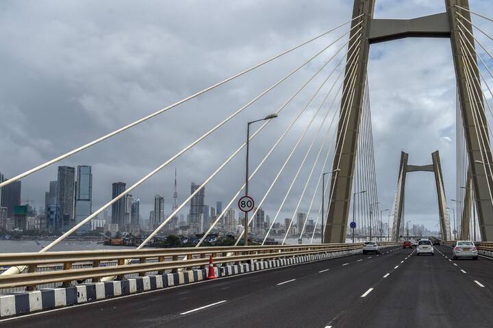 मग अभियंते सिमेंट, काँक्रीट आणि बार वापरून मजबूत खांब तयार करतात. यानंतर, दुसऱ्या ठिकाणी तयार केलेल्या पुलाचे प्री-कास्ट स्लॅब आणून खांबांवर बसवले जातात.