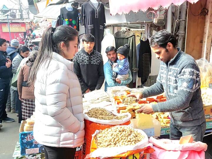 Lohri 2024 Vibrancy in Shimla markets what is Lohri and Makar Sankranti auspicious time ANN Lohri 2024: लोहड़ी के मौके पर शिमला के बाजारों में रौनक, जानें- क्या है लोहड़ी और मकर संक्रांति का शुभ मुहूर्त?