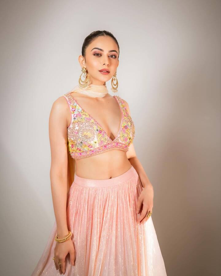 పదేళ్ల క్రితం యారియాన్ అనే సినిమాతో బాలీవుడ్లోకి ఎంట్రీ ఇచ్చింది. పదేళ్లు పూర్తి అయిందంటూ దాని గురించి తాజాగా ఎమోషనల్ పోస్ట్ పెట్టింది. ఆనాటి జ్ఞాపకాలు గుర్తు చేసుకుంటూ ఆనాటి ఫోటోలను ఇన్స్టాలో పోస్ట్ చేసింది.(Images Source : Instagram/rakulpreet)