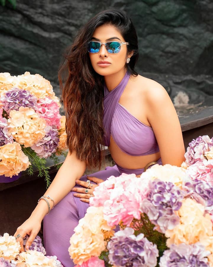 హెయిర్ లీవ్ చేసి.. వేవి హెయిర్ లుక్లో.. చుట్టూ పూల మధ్య కూర్చొని ఫోటోలకు ఫోజులిచ్చింది. ఈ ఘాటైన ఫోటోలను ఇన్స్టా వేదికగా షేర్ చేసింది. వాటికి Wish you 365 days of never ending love ❤️ అంటూ క్యాప్షన్ ఇచ్చింది.(Image Source : Instagram/actordivi)