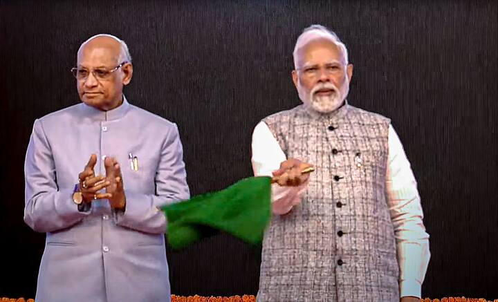 प्रधानमंत्री नरेंद्र मोदी  गुरुवार (12 जनवरी 2024) को महाराष्ट्र दौरे पर पहुंचे, जहां उन्होंने मुंबई ट्रांस हार्बर लिंक-एमटीएचएल (अटल सेतु) का उद्घाटन किया.