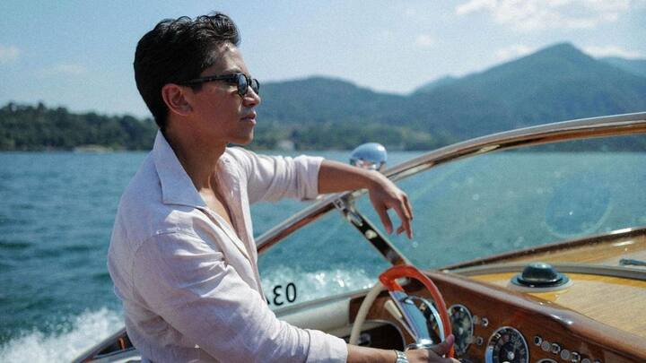 এর পাশাপাশি, মহিলা মহলে প্রিন্স আব্দুল মতীনের জনপ্রিয়তার নেপথ্যে রয়েছে তাঁর চেহারা, আকর্ষণীয় ব্যক্তিত্বও। সোশ্যাল মিডিয়ায় প্রায়শই সিক্স-প্যাক সম্বলিত নিজের অনাবৃত ঊর্ধ্বাঙ্গের ছবি পোস্ট করন তিনি। রোমাঞ্চের প্রতিও অমোঘ আকর্ষণ প্রিন্স আব্দুল মতীনের। রাজ পরিবারকে ঘিরে যত বিতর্ক সামনে এসেছে, প্রিন্স আব্দুল মতীনকে সামনে রেখেই কার্যত তার মোকাবিলা করা হয়েছে। ছবি: ইনস্টাগ্রাম থেকে সংগৃহীত।