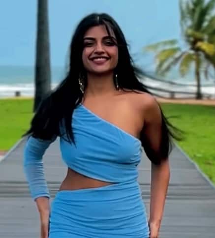 தற்போது இலங்கை சென்றுள்ள இவர், சில அழகிய புகைப்படங்களை பதிவிட்டுள்ளார்.